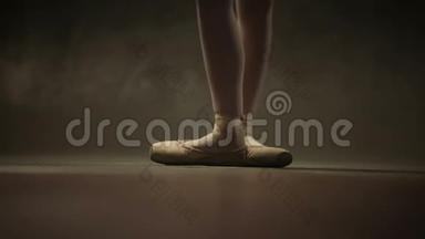 训练中，疲惫的女孩芭蕾舞演员史诗般<strong>地摔倒在地</strong>上
